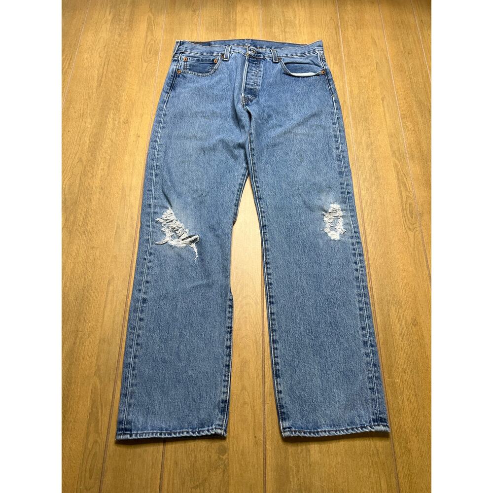 Levi’s 501 Original Fit Distressed‎ Jeans Light Wash Button Fly W32 L30